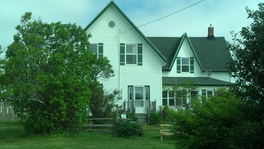 Lovely Green Gable Home Miscouche 外观 照片