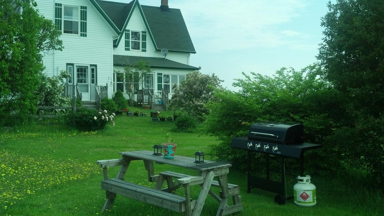 Lovely Green Gable Home Miscouche 外观 照片